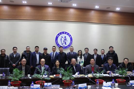 一群人在长桌子前描述已自动生成